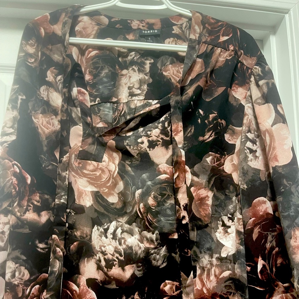 Torrid tunic, bell sleeves and tie neck